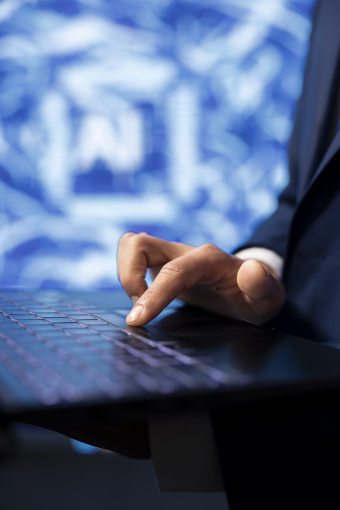 ordinateur fond bleu